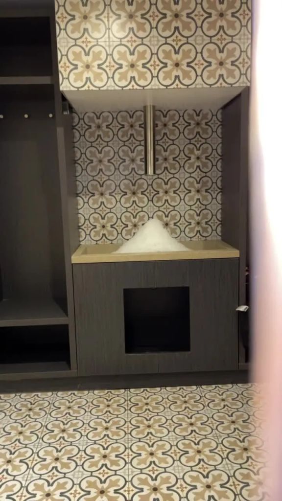 Lia Engel - HOTEL SAUNA – BEIM MASTURBIEREN BESPANNT