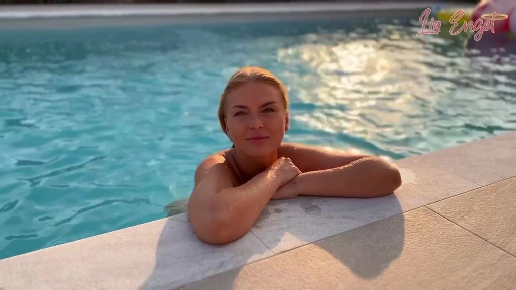 Lia Engel - NACKT SCHWIMMEN & GEILER SEX