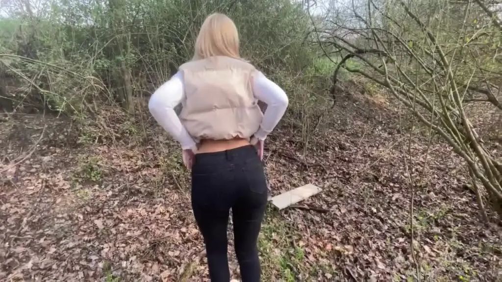 Lia Engel - OMG! Spontaner Blowjob am Waldwegrand! Ich schlucke alles!